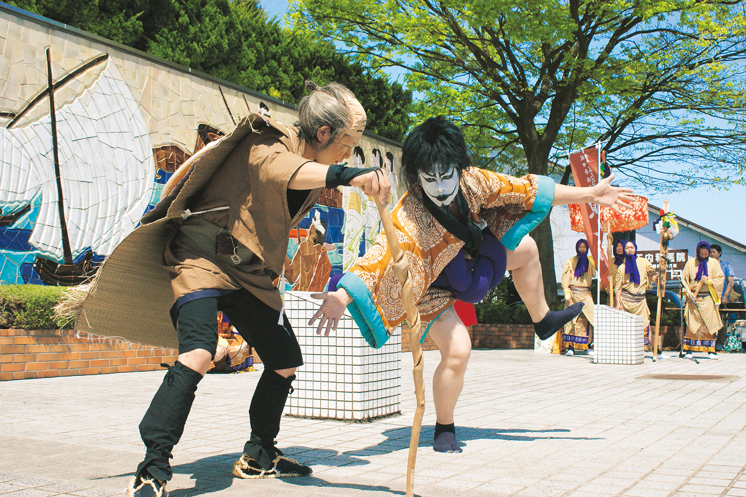 写真：八郎潟駅前での願人踊の様子