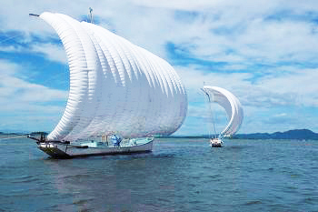 写真：八郎湖に浮かぶうたせ船