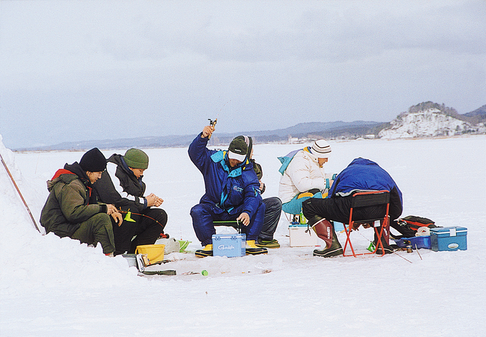 写真：八郎湖でワカサギ釣りをする様子